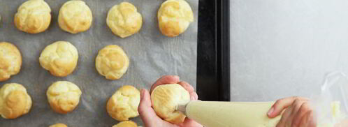 профитроли с заварным кремом и карамельным соусом. Шаг 8