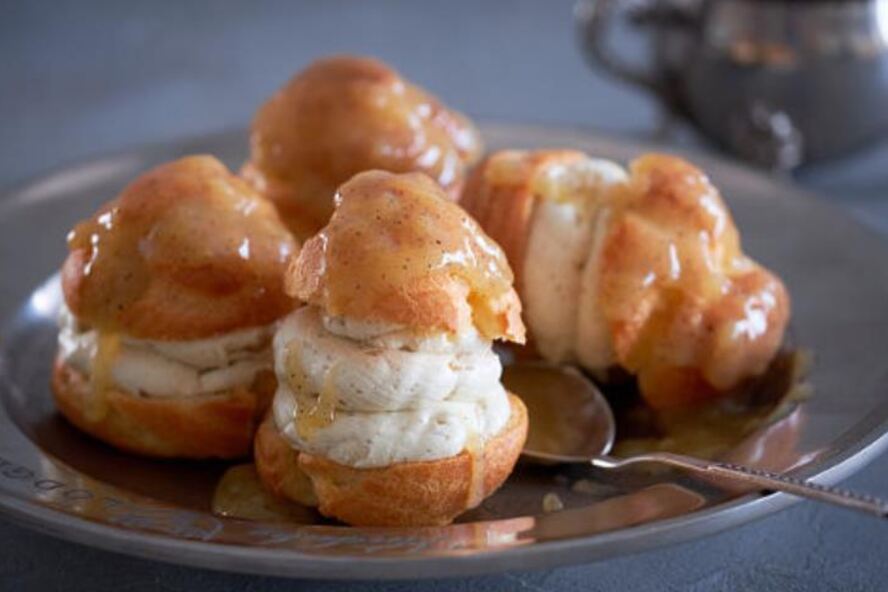 Рецепт профитролей со сгущенкой, бананом и апельсиновым соусом