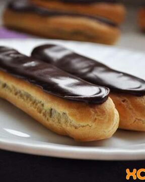 Шоколадные пирожные эклеры с заварным кремом