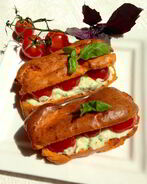 Закусочные томатные эклеры с кремом из моцареллы