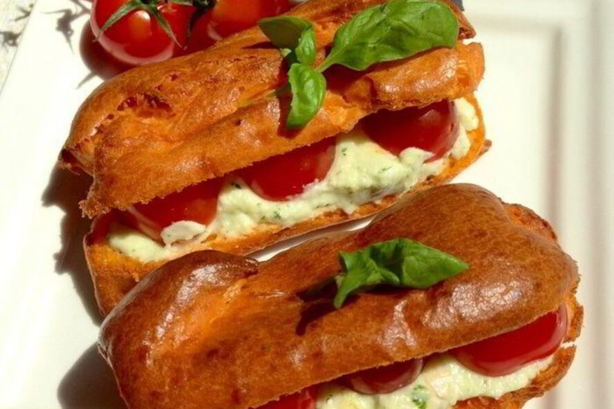 Рецепт закусочных томатных эклеров с кремом из моцареллы