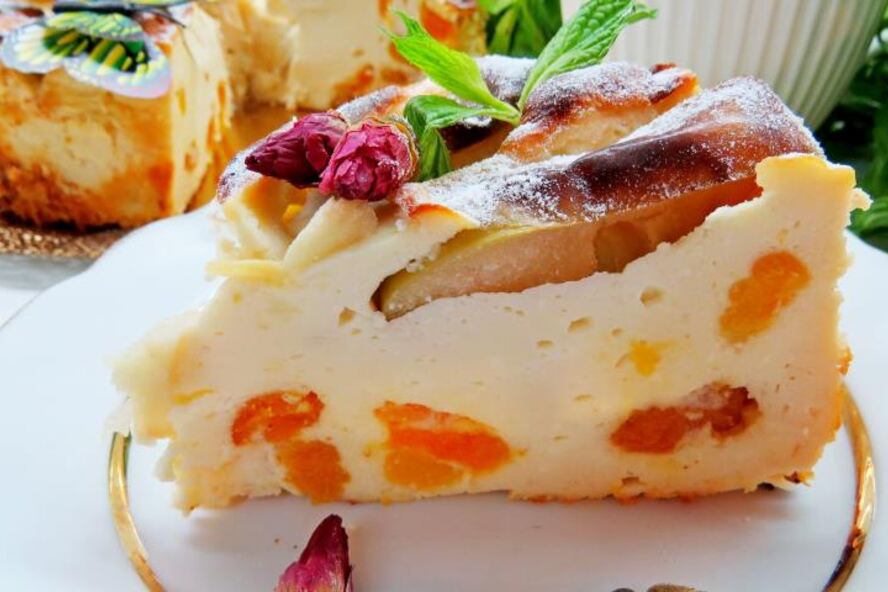 Рецепт воздушной творожной запеканки с курагой и яблоками