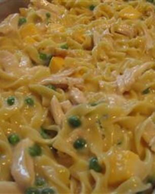 Запеканка из макарон с консервированным тунцом и горошком