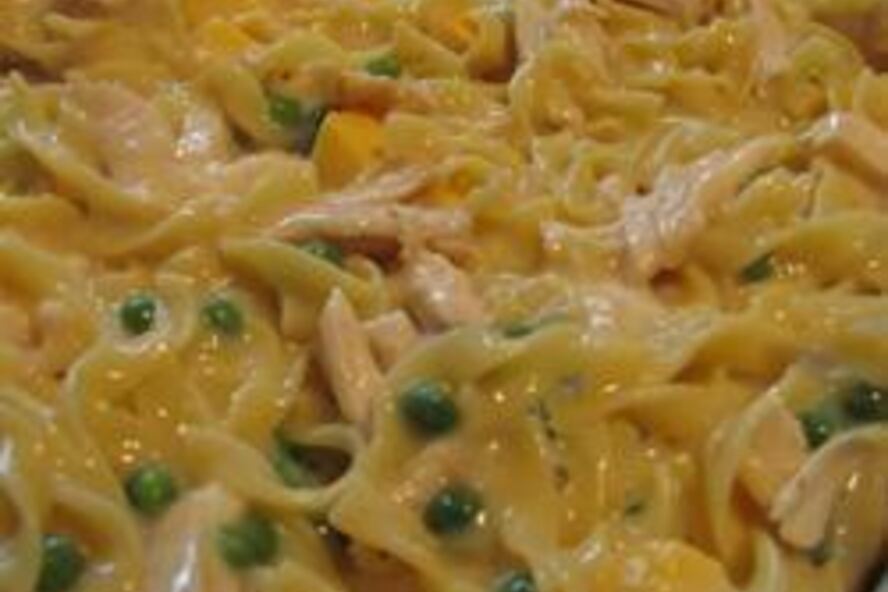 Рецепт запеканки из макарон с консервированным тунцом и горошком