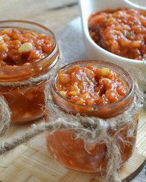 Аджика из кабачков с томатной пастой