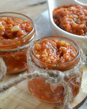 Аджика из кабачков с томатной пастой