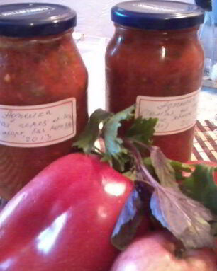 Аджика из перца с яблоком и базиликом