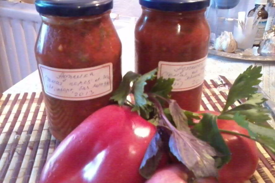 Рецепт аджики из перца с яблоком и базиликом