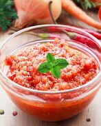 Аджика с хреном и яблоками