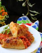 Рулетики из капусты, запеченные в аджике