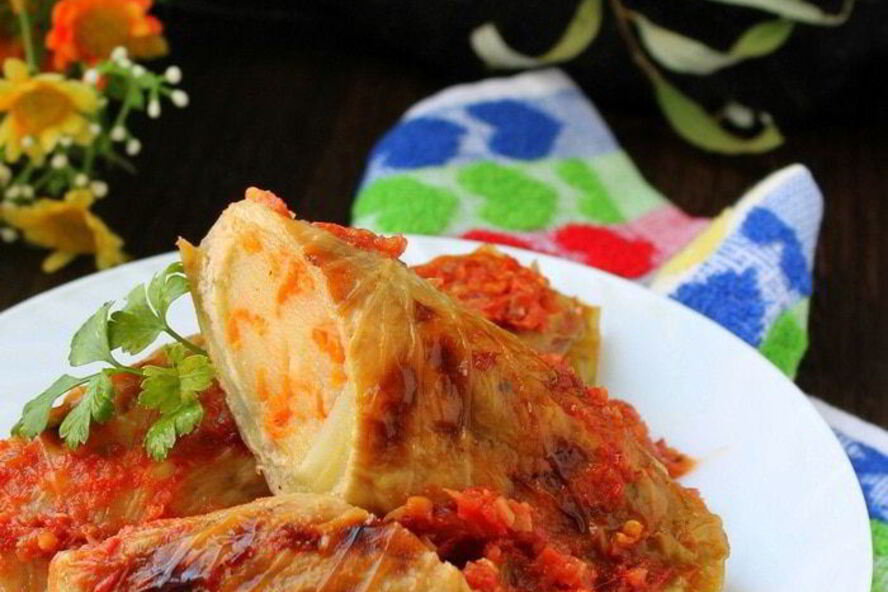 Рецепт рулетиков из капусты, запеченные в аджике