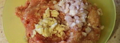 рулетики из капусты, запеченные в аджике. Шаг 3