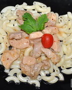 Свинина, тушенная с аджикой