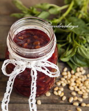 Клубничный джем с базиликом и кедровыми орешками