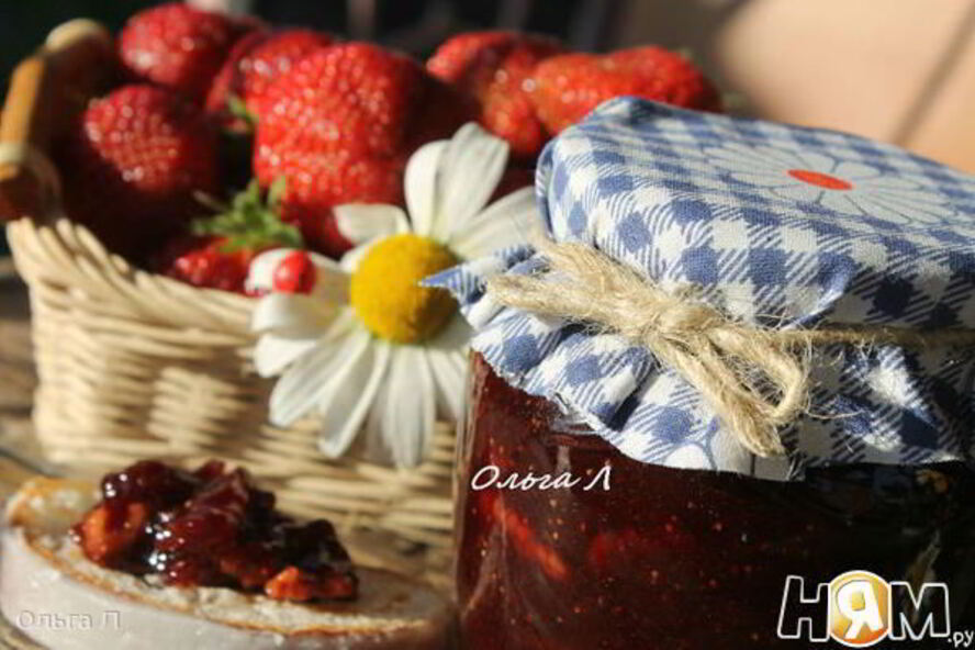Рецепт клубничного джема с грецкими орехами