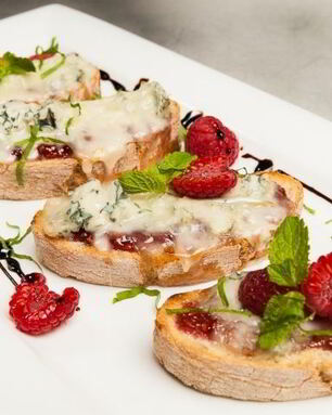 Кростини с джемом и горгонзоллой