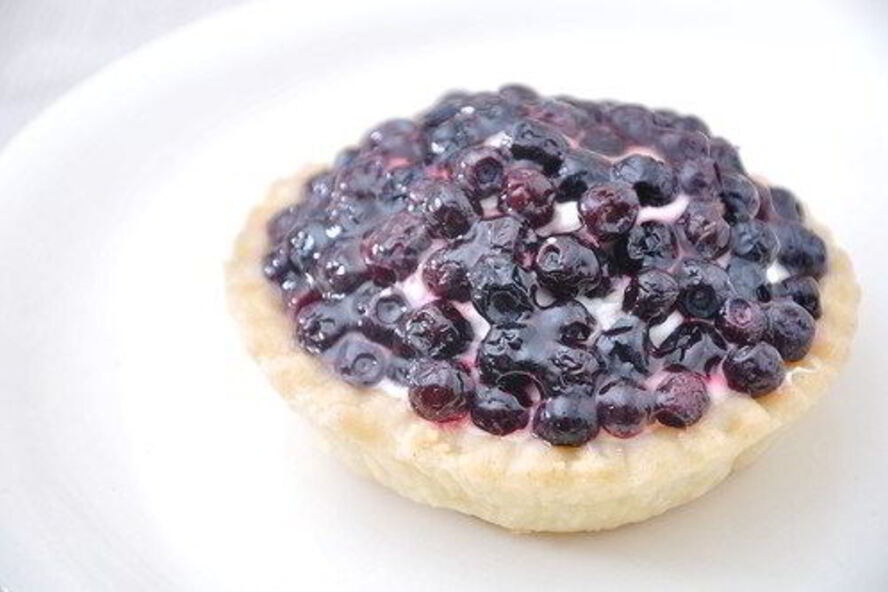 Рецепт лимонных корзиночек с черникой и смородиновым джемом