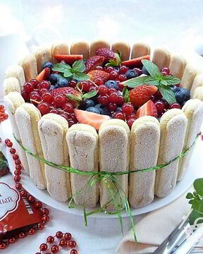 Шарлотт с ягодами и клубничным джемом