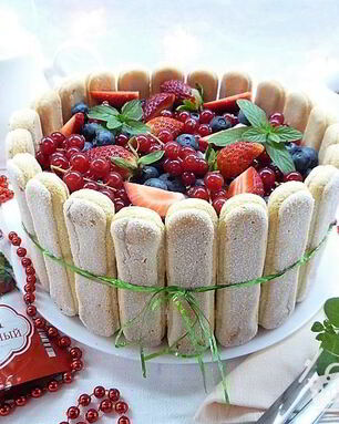 Шарлотт с ягодами и клубничным джемом