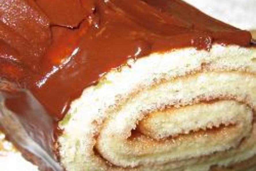 Рецепт шоколадного рулета полено с джемом