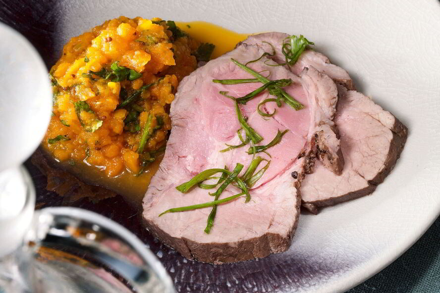 Рецепт свинины в луковой шелухе с морковным пюре и луковым джемом