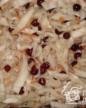 Капуста квашеная в банках с клюквой