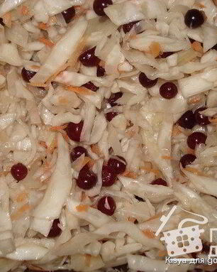 Капуста квашеная в банках с клюквой