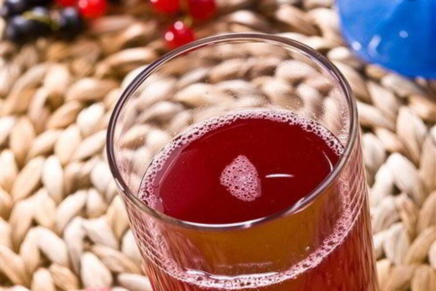 Рецепт компота из арбуза и ягод со свежей мятой