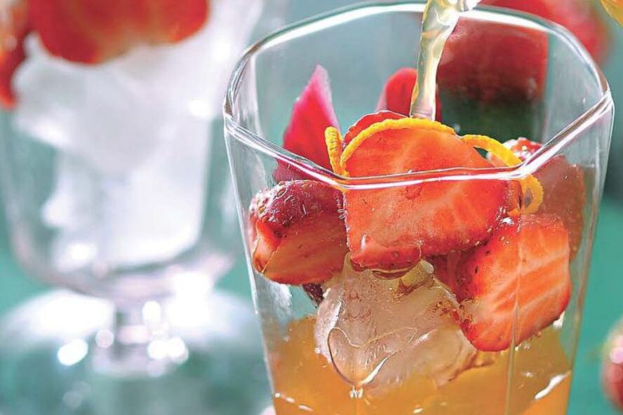 Рецепт компота из ревеня и клубники