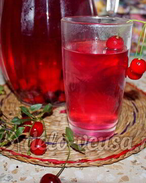 Компот из вишни и черной смородины