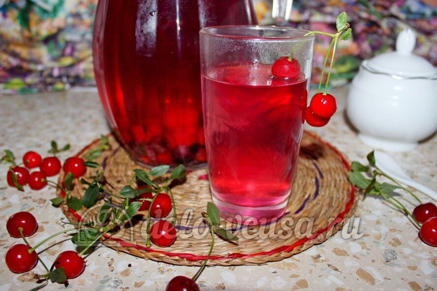 Рецепт компота из вишни и черной смородины