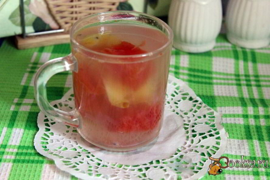 Рецепт летнего компота с арбузом, яблоком и ягодами