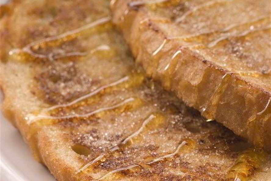 Рецепт сладких французских тостов с теплым персиковым компотом и кленовым сиропом