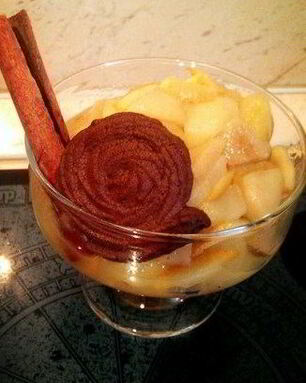 Яблочно-грушевое компоте с апельсинами и шоколадным печеньем