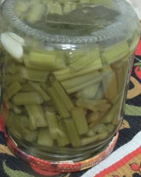 Маринованные стебли сельдерея