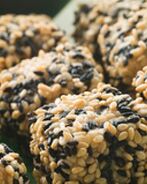 Обжаренные в кунжуте Тофу с маринованным дайконом и соусом Понзу