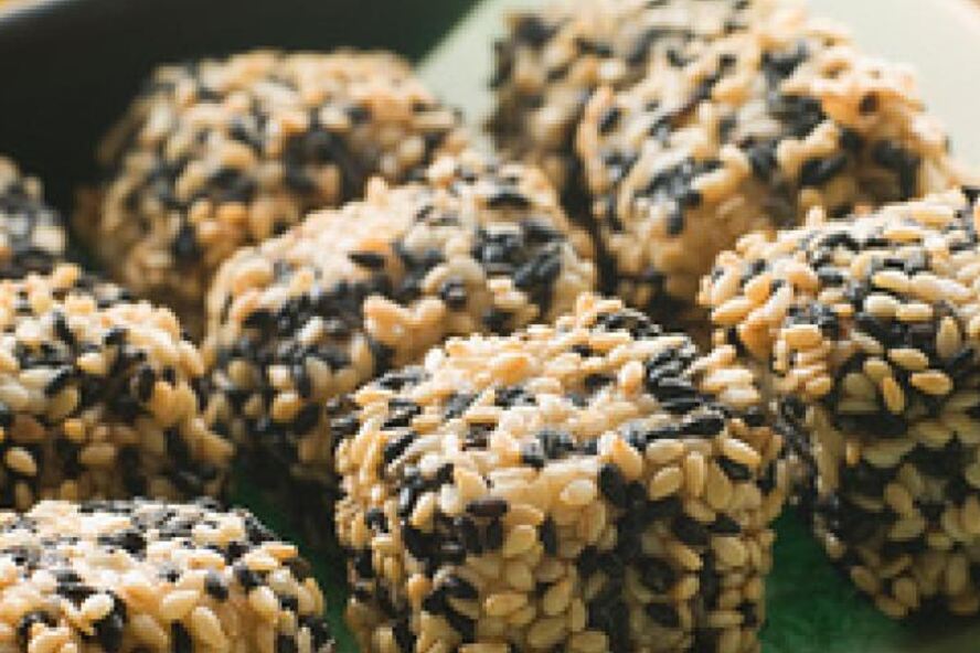 Рецепт обжаренных в кунжуте тофу с маринованным дайконом и соусом понзу