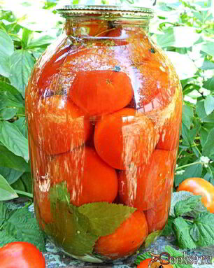 Помидоры маринованные с листьями малины