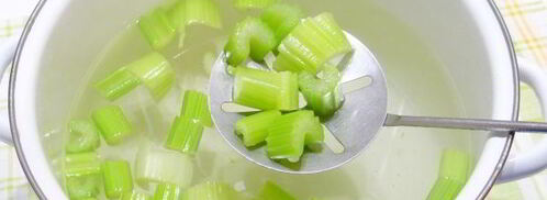 помидоры, квашенные с чесноком и зеленью. Шаг 10