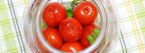 помидоры, квашенные с чесноком и зеленью. Шаг 11