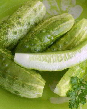 Малосольные огурчики в кастрюле