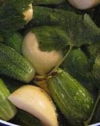 Малосольные огурцы с яблоками