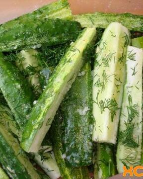 Малосольные огурцы засоленные в пакете