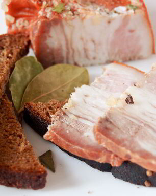 Сало в луковой шелухе