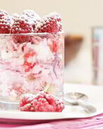 Свежие ягоды с маскарпоне и меренгами