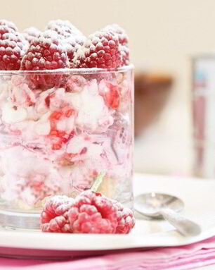 Свежие ягоды с маскарпоне и меренгами