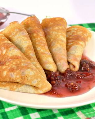 Блинчики на молоке и малиновом варенье