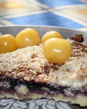 Посыпушка с черносмородиновым вареньем