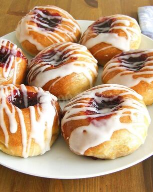 Сдобные булочки с вареньем в духовке