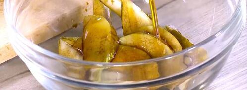 тосты с инжирным вареньем, запеченными грушами и сыром. Шаг 2